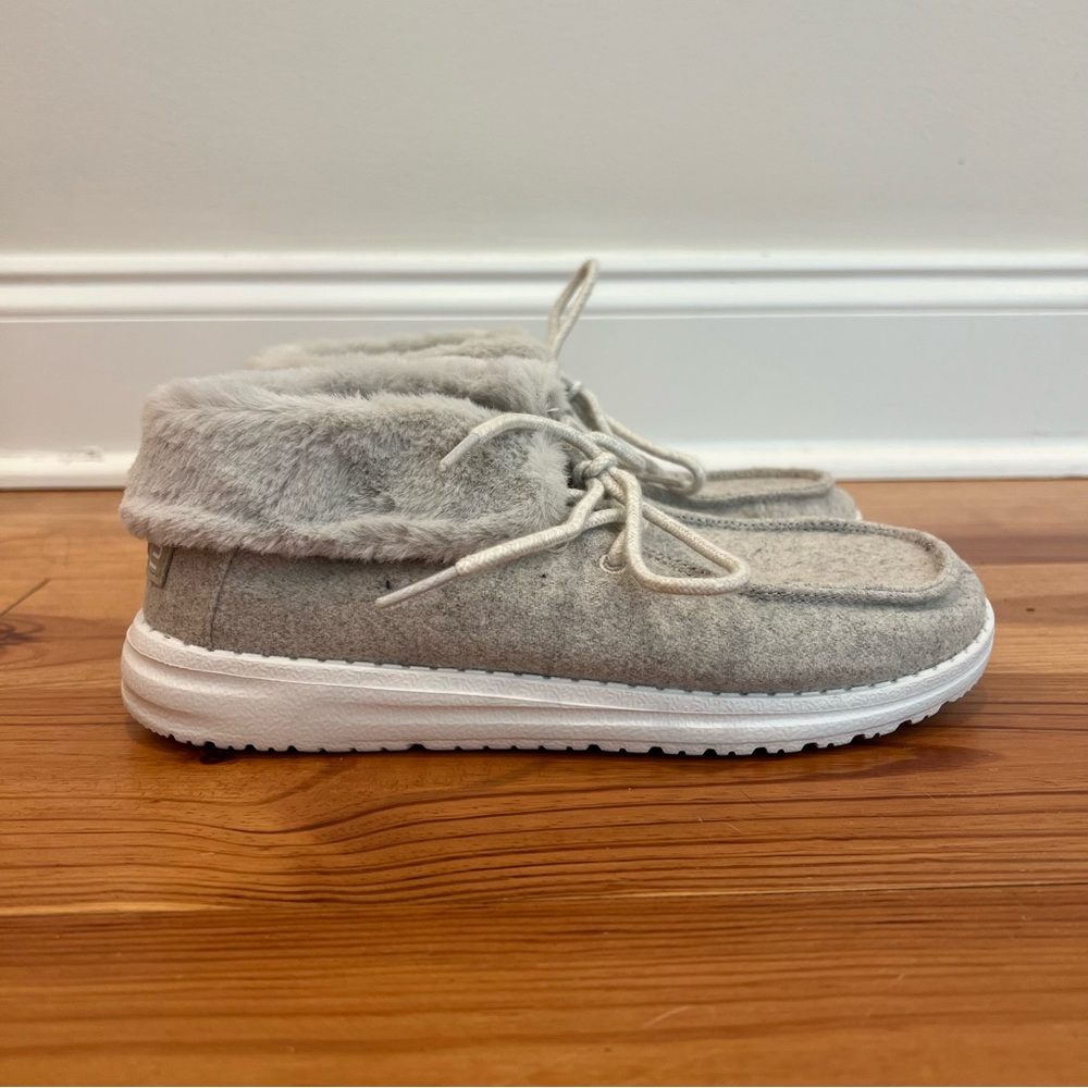 Hey Dude Britt Boots Womens Size 6 Cream Faux Fur Lined Chukka Moccasin Comfort